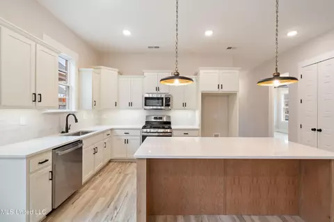 Kitchen - 2593 River Ouse Dr, Hernando, MS 38632 photo 2 of 3