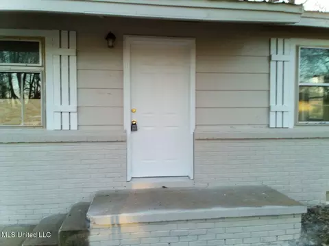 203 Fisher St, Batesville, MS 38606