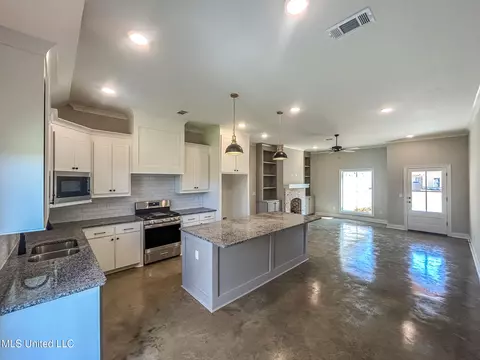 Kitchen - 954 Riverside Ln, Pearl, MS 39208 photo 1 of 3