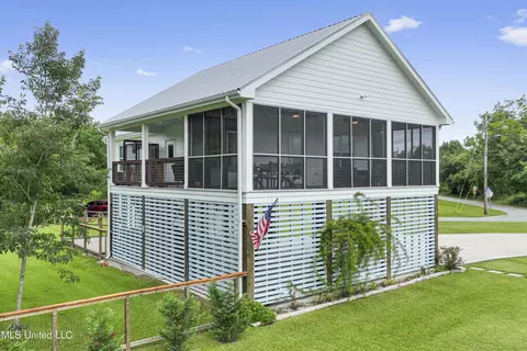 227 Farve St, Waveland, MS 39576