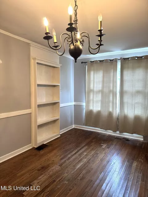 Dining - 552 Ratcliff Pl, Natchez, MS 39120 photo 1 of 1