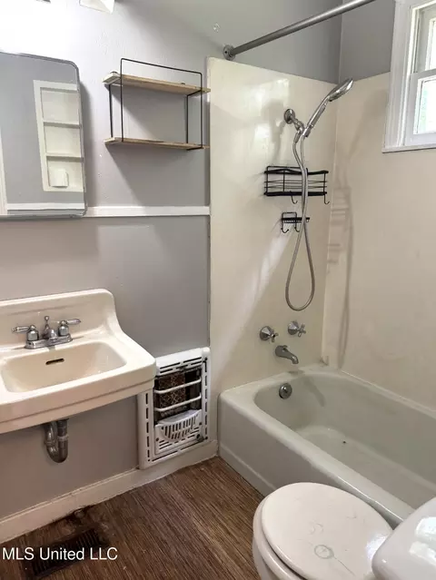 Bath - 552 Ratcliff Pl, Natchez, MS 39120 photo 1 of 2