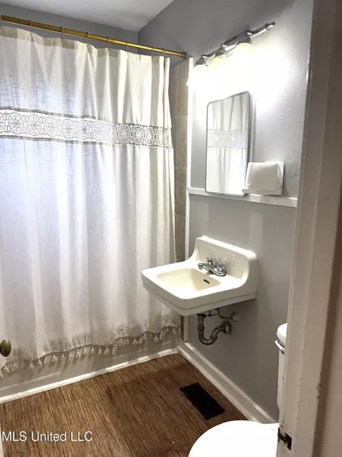 Bath - 552 Ratcliff Pl, Natchez, MS 39120 photo 2 of 2