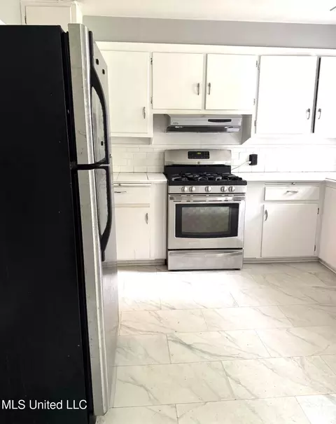 Kitchen - 552 Ratcliff Pl, Natchez, MS 39120 photo 2 of 3