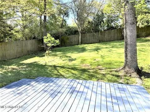 Exterior - 552 Ratcliff Pl, Natchez, MS 39120 photo 4 of 4