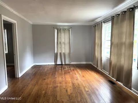 Living - 552 Ratcliff Pl, Natchez, MS 39120 photo 2 of 3