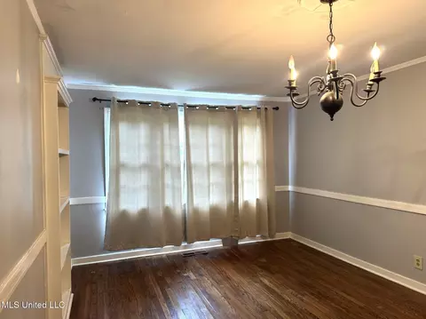 Living - 552 Ratcliff Pl, Natchez, MS 39120 photo 3 of 3