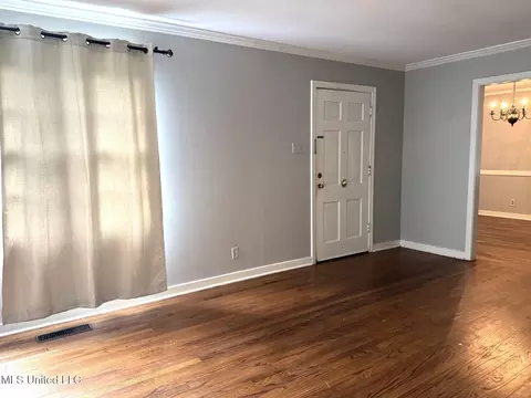Living - 552 Ratcliff Pl, Natchez, MS 39120 photo 1 of 3