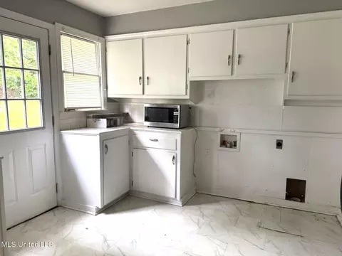Kitchen - 552 Ratcliff Pl, Natchez, MS 39120 photo 3 of 3