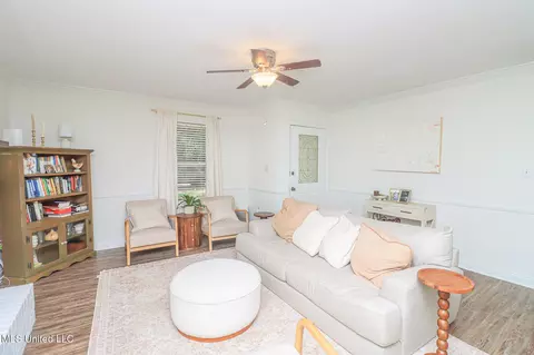 Living - 121 Plum Tree Rd, Brandon, MS 39047 photo 1 of 1