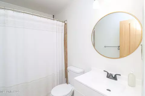 Bath - 121 Plum Tree Rd, Brandon, MS 39047 photo 1 of 5