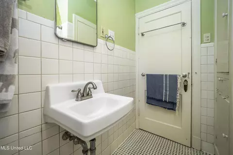 Bath - 829 Belhaven St, Jackson, MS 39202 photo 7 of 7
