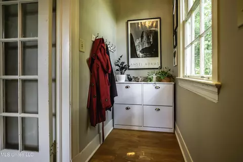 Entry Way - 829 Belhaven St, Jackson, MS 39202 photo 2 of 2