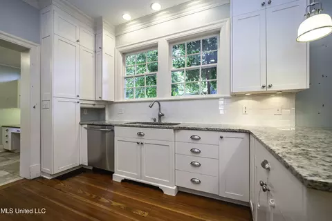 Kitchen - 829 Belhaven St, Jackson, MS 39202 photo 3 of 10