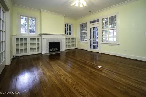 Living - 829 Belhaven St, Jackson, MS 39202 photo 3 of 5