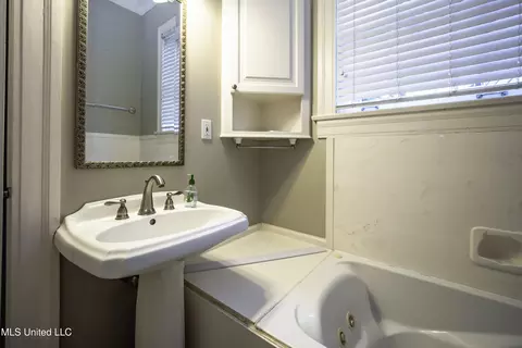 Bath - 829 Belhaven St, Jackson, MS 39202 photo 3 of 7