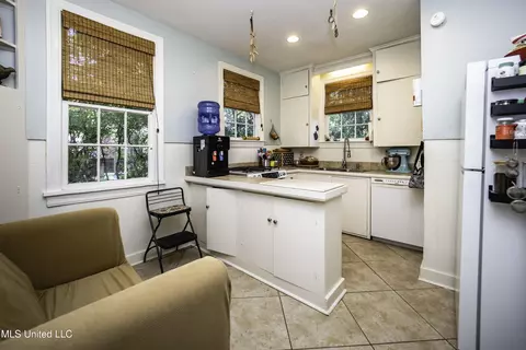 Kitchen - 829 Belhaven St, Jackson, MS 39202 photo 8 of 10