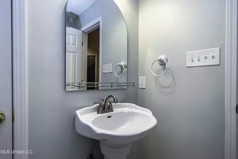 Bath - 829 Belhaven St, Jackson, MS 39202 photo 5 of 7