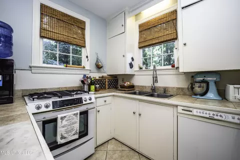 Kitchen - 829 Belhaven St, Jackson, MS 39202 photo 9 of 10