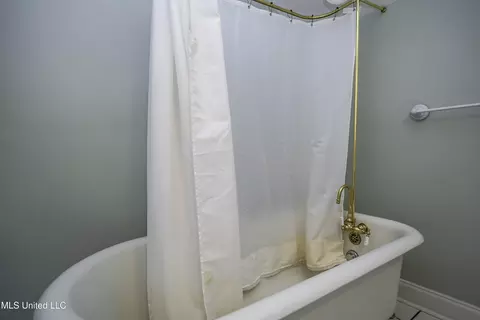 Bath - 829 Belhaven St, Jackson, MS 39202 photo 6 of 7