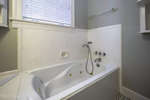 Bath - 829 Belhaven St, Jackson, MS 39202 photo 4 of 7