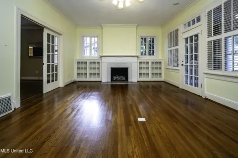Living - 829 Belhaven St, Jackson, MS 39202 photo 2 of 5