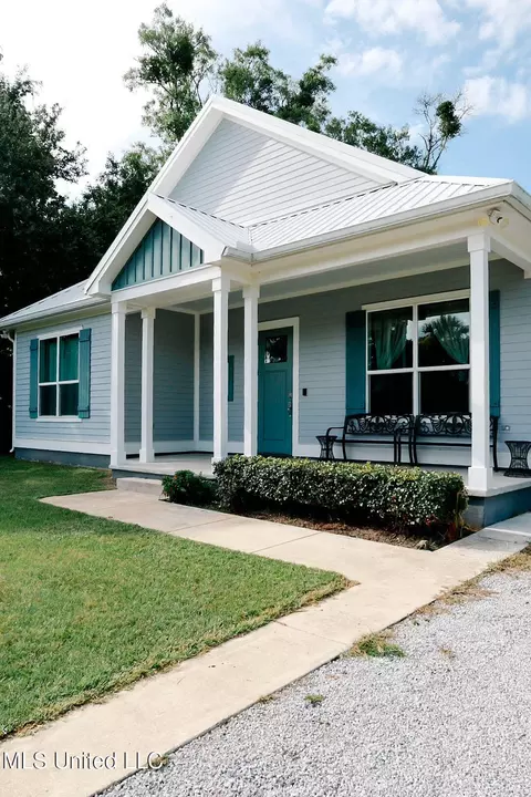 233 Ballentine St, Bay Saint Louis, MS 39520