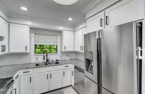 Kitchen - 112 Plum Tree Rd, Brandon, MS 39047 photo 4 of 7