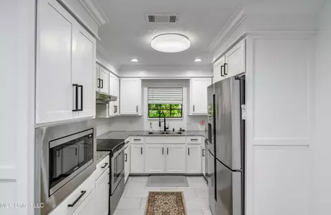 Kitchen - 112 Plum Tree Rd, Brandon, MS 39047 photo 2 of 7