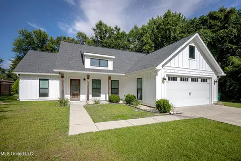 1602 Lake Mars Ave, Ocean Springs, MS 39564