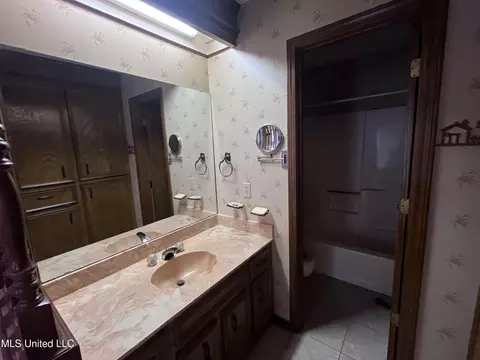 Bath - 300 Williams Rd, Florence, MS 39073 photo 2 of 3