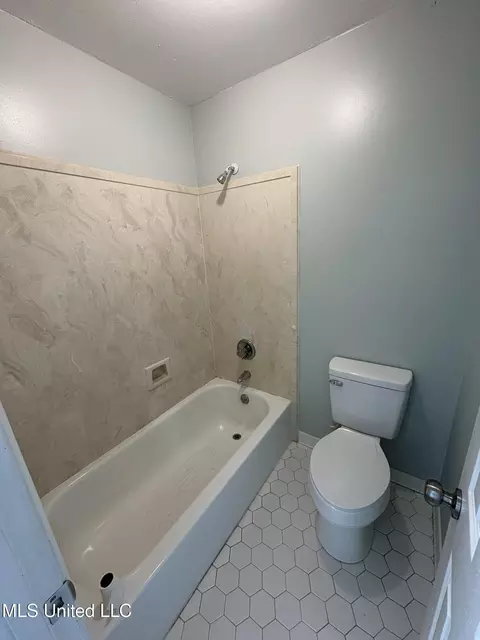 Bath - 4700 Sawmill Rd, Moss Point, MS 39563 photo 5 of 8