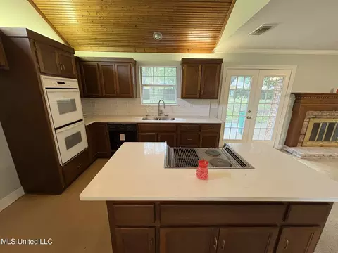 Kitchen - 4700 Sawmill Rd, Moss Point, MS 39563 photo 2 of 3