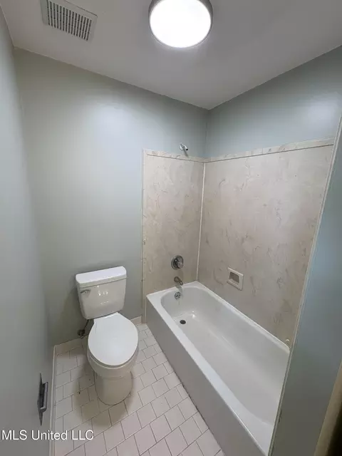 Bath - 4700 Sawmill Rd, Moss Point, MS 39563 photo 8 of 8
