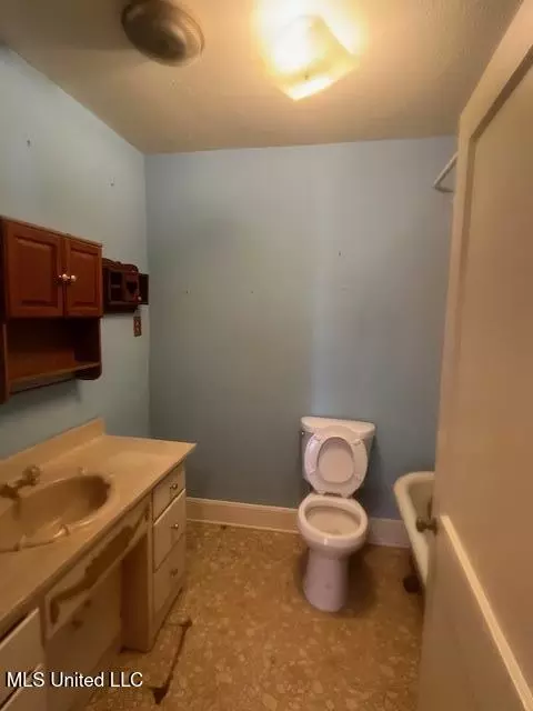 Bath - 67 Main Ave, Brooklyn, MS 39425 photo 2 of 2