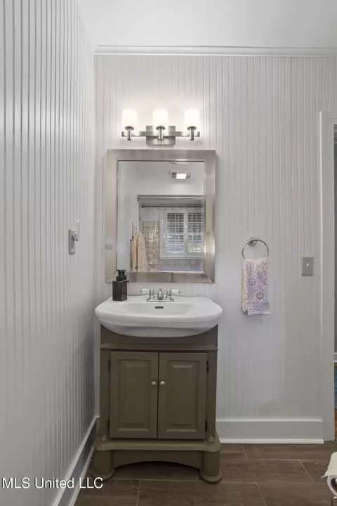 Bath - 132 Glenway Dr, Jackson, MS 39216 photo 5 of 5