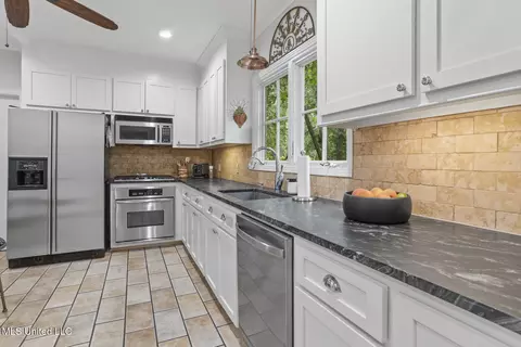 Kitchen - 132 Glenway Dr, Jackson, MS 39216 photo 3 of 6