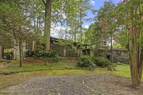 Exterior - 132 Glenway Dr, Jackson, MS 39216 photo 7 of 8