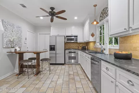 Kitchen - 132 Glenway Dr, Jackson, MS 39216 photo 4 of 6