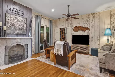 Living - 132 Glenway Dr, Jackson, MS 39216 photo 1 of 1