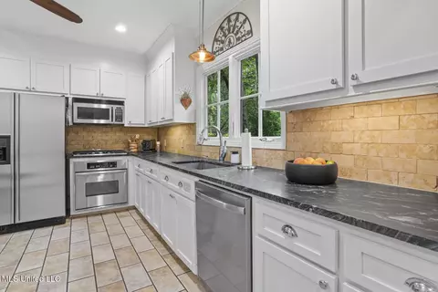Kitchen - 132 Glenway Dr, Jackson, MS 39216 photo 5 of 6