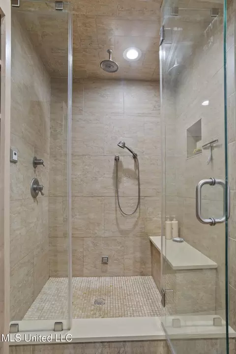 Bath - 132 Glenway Dr, Jackson, MS 39216 photo 3 of 5