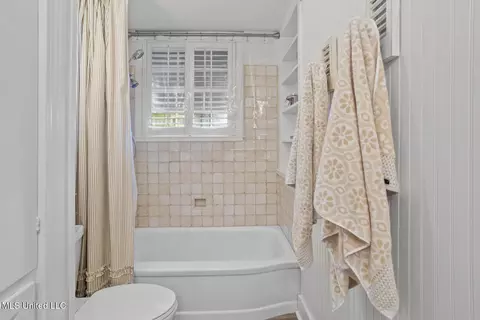 Bath - 132 Glenway Dr, Jackson, MS 39216 photo 4 of 5