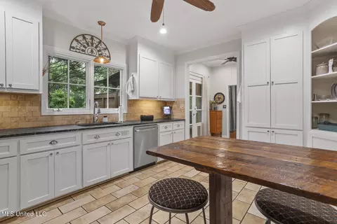 Kitchen - 132 Glenway Dr, Jackson, MS 39216 photo 6 of 6