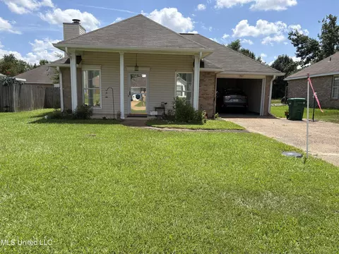 1941 Christine Dr, Byram, MS 39272