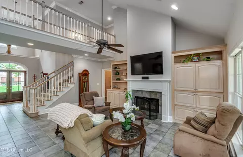 Living - 300 Sandpiper Ln, Madison, MS 39110 photo 2 of 2