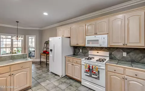 Kitchen - 300 Sandpiper Ln, Madison, MS 39110 photo 2 of 2