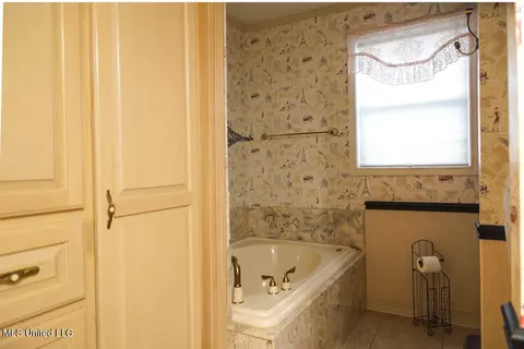 Bath - 3767 Springridge Rd, Raymond, MS 39154 photo 2 of 11