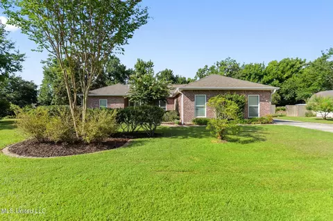 210 Henley Pl, Bay Saint Louis, MS 39520