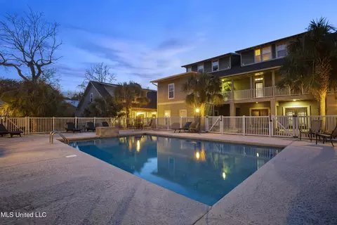 922 Porter Ave #211, Ocean Springs, MS 39564
